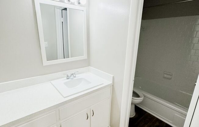 2 beds, 1.5 baths, 976 sqft, $1,250, Unit 2006-04