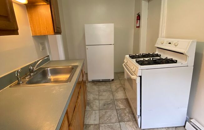 2 beds, 1 bath, $1,155, Unit Apt 3