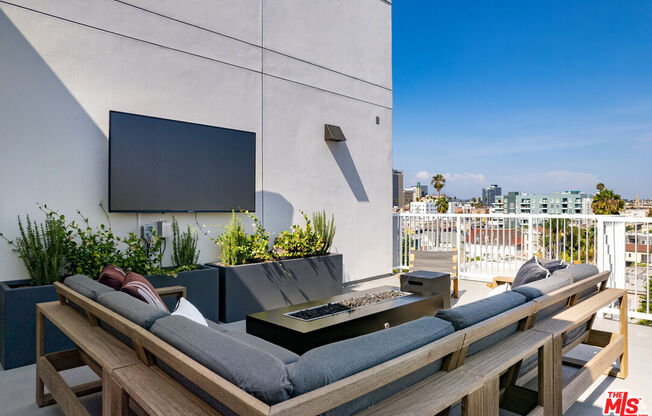 1 bed, 1 bath, 654 sqft, $2,100, Unit 104