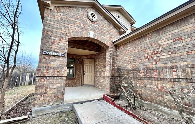 Cozy & Bright 4BR / 3BA Home – Garage, Deck & Laundry Room