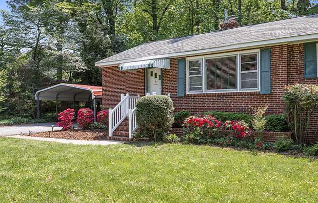 BEAUTIFUL HOME IN MECHANICSVILLE WITH HUGE LANDSCAPED BACKYARD!