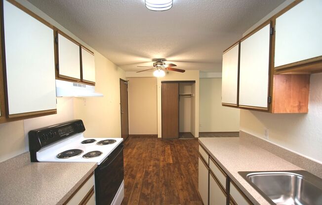 2 beds, 2 baths, 915 sqft, $1,695, Unit 113