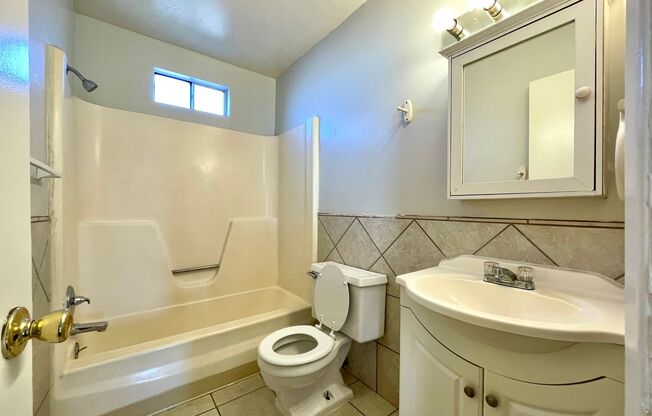 2 beds, 1.5 baths, 800 sqft, $995, Unit Unit 15