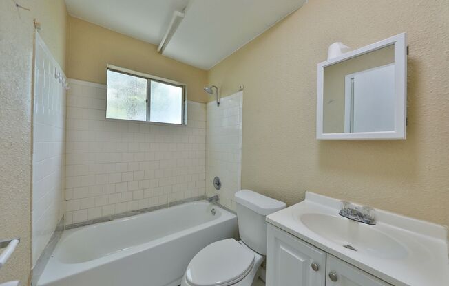 2 beds, 1 bath, $925, Unit 2