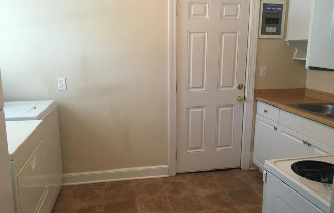 Beautiful 2 Bedroom 1 Bathroom Home with Spacious Living and Backyard