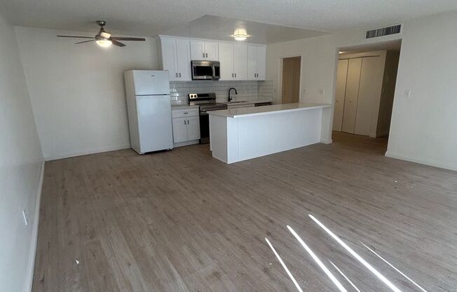 1 bed, 1 bath, $2,100, Unit 320