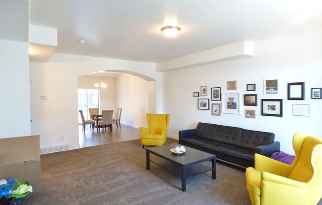 3 Bd 3.5 Bath 2 Car Garage Townhome in Sandy