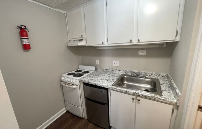 Studio, 1 bath, 300 sqft, $1,095, Unit 6B