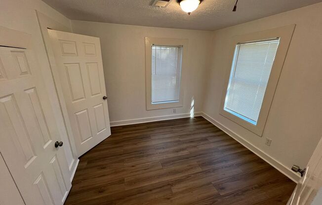 2 beds, 1 bath, 700 sqft, $865, Unit 1860 Forsythe St.