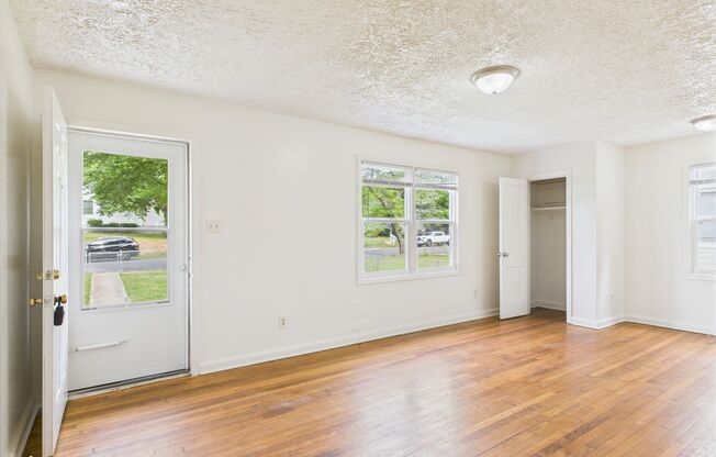 Quaint 3 Bedroom, 1 Bathroom Home in Northside Available May23rd!