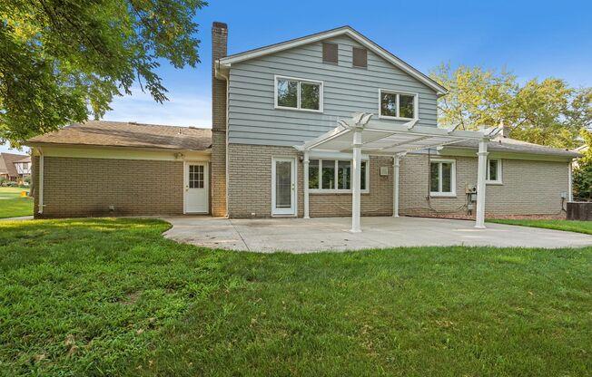 BEAUTIFUL FARMINGTON HILLS, MI HOME