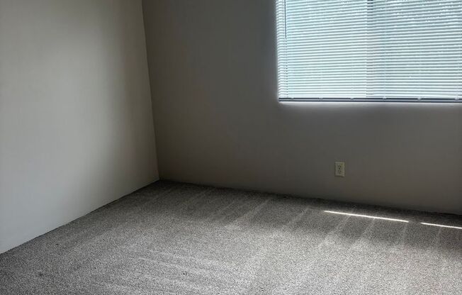 2 beds, 1 bath, 850 sqft, $1,050, Unit #22