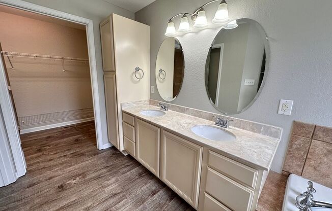 2 beds, 2.5 baths, 1,165 sqft, $1,705, Unit #  907