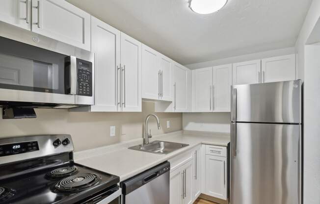 Stainless Steel Kitchen Appliances at Mansfield Meadows Apartments.