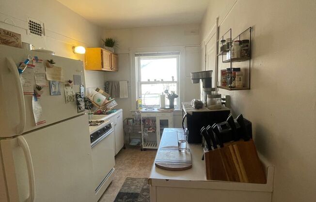 2 beds, 1 bath, 1,100 sqft, $1,350, Unit 4