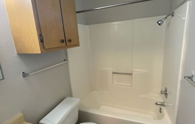 2 beds, 2 baths, 856 sqft, $869, Unit 2827-1817