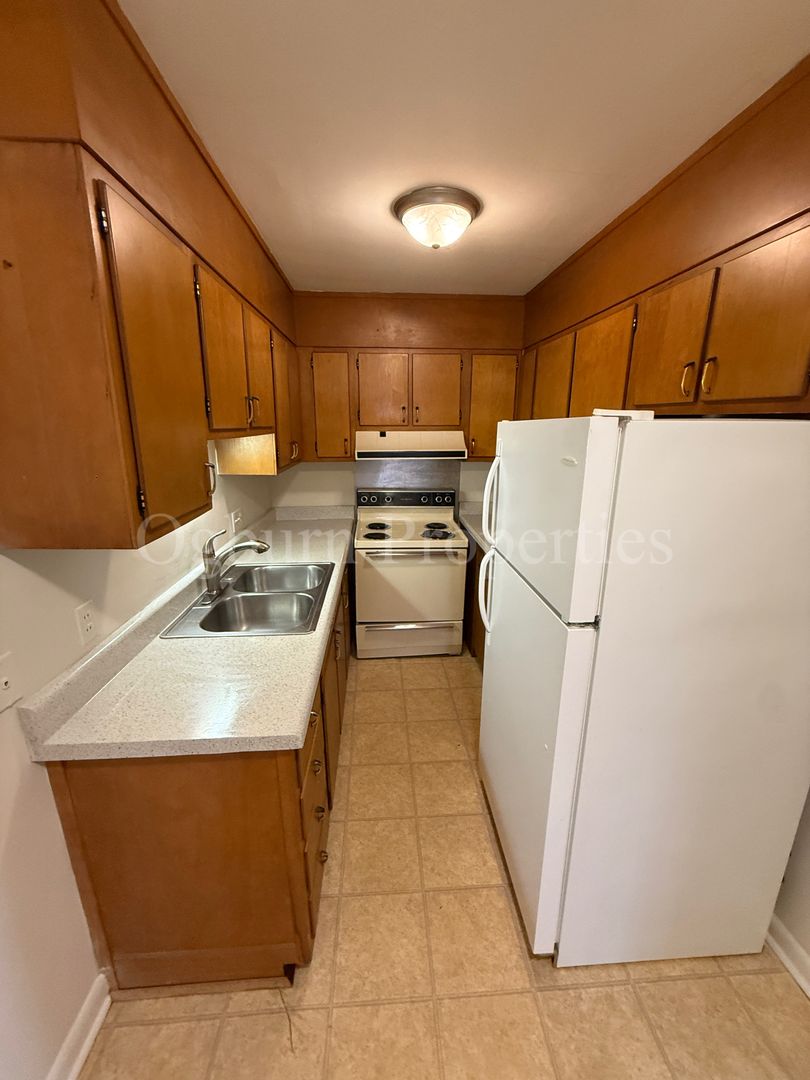 605011 - BALCONY COURT APTS