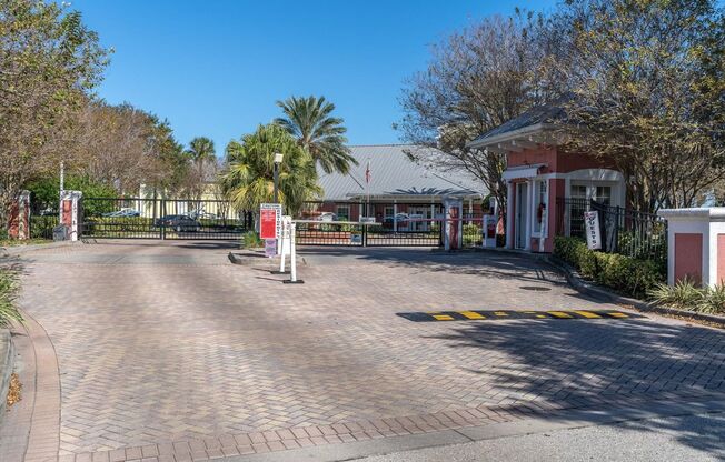2 beds, 1 bath, $2,100