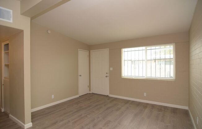 Remodeled 2 Bedroom 1 Bath Triplex! Close to the UofA!