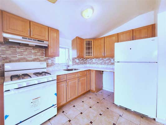 3 beds, 2 baths, $2,600, Unit 3RD FL