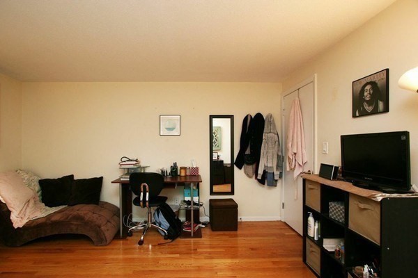 2 beds, 1 bath, 890 sqft, $3,100, Unit 14