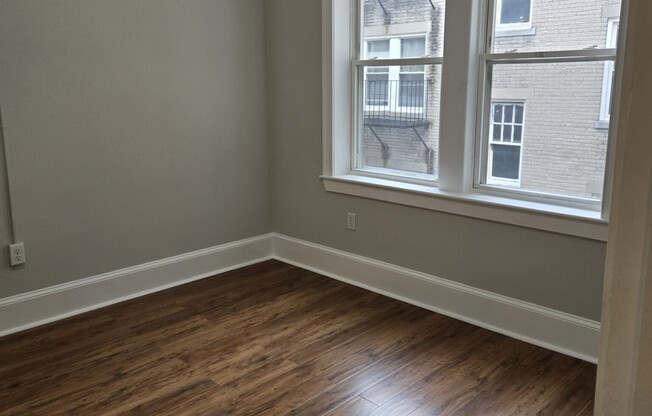 2 beds, 1 bath, $3,100, Unit 17