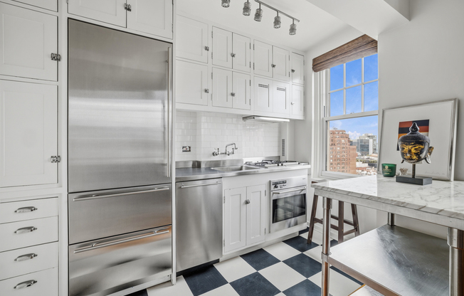 302 W 12 ST