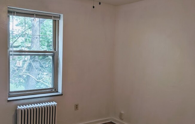 3 beds, 1 bath, $2,175, Unit 202A