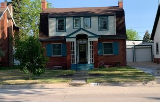 Beautiful Historic 3 Bedroom home across from Holiday Park!