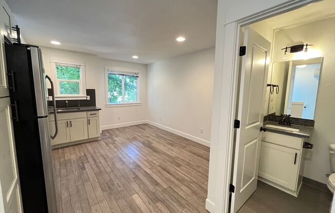 Charming 1Bd + 1Ba in Sellwood with A/C and 90 Walk Score! Additional Dwelling unit.