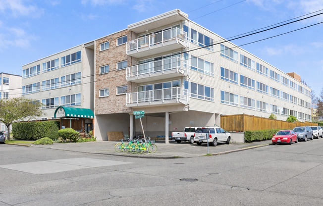 3 beds, 1 bath, 980 sqft, $2,995, Unit R-412