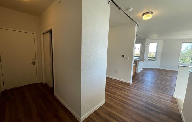 Beautiful and Bright 2B/2.5B off 28th and Colorado!