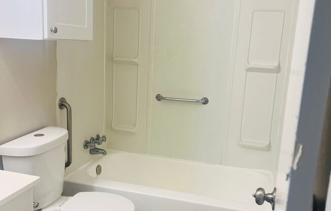 Studio, 1 bath, 494 sqft, $690, Unit 32