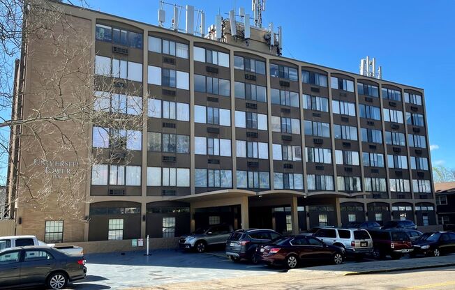 Flexible lease length at a great price! Secure this unit for 6, 12 or 18 months @ $1100/month!! Move In NOW