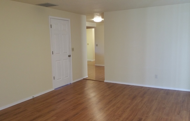 Beautiful 3 Bedroom, 2 bathroom House in Great Quiet Neighborhood.