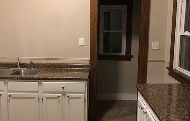 2 Bedroom Home with Detached Garage, Fenced Yard + Pet Friendly!