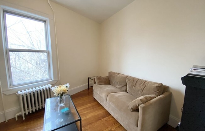 3 beds, 1 bath, $3,200, Unit 2