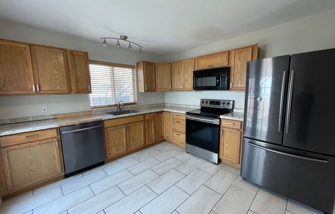 Cozy home 4 bedroom, 2 bath Longmont home! Ready for Move in!