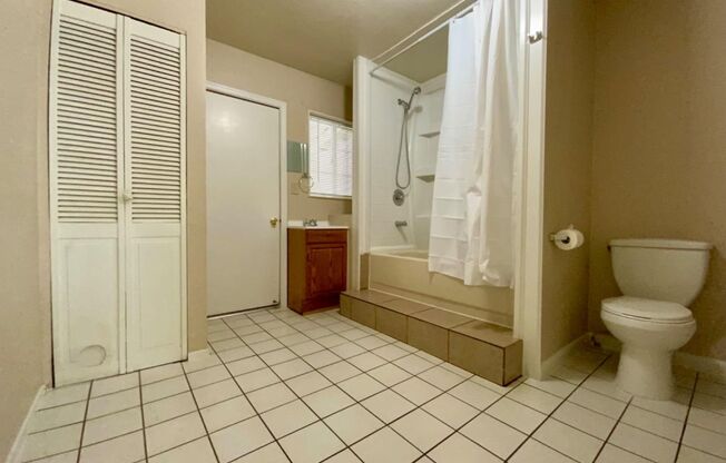 Absolutely ADORABLE 2/2!! Please read entire ad for viewings!