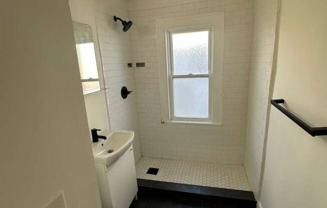 1 bed, 1 bath, 600 sqft, $1,050, Unit Unit 202