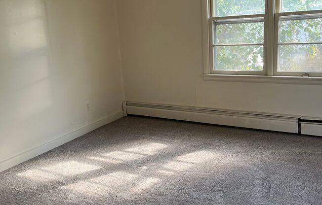 4 beds, 1 bath, $1,000