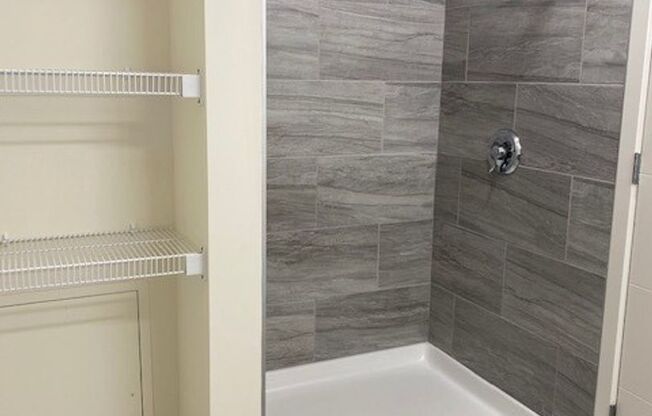 Studio, 1 bath, 425 sqft, $1,700, Unit 208
