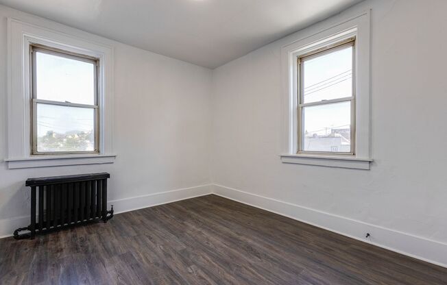 3 beds, 1 bath, $1,300, Unit (201 Locust)1st FLR Right