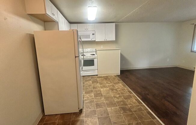 1 bed, 1 bath, 576 sqft, $1,195, Unit 14