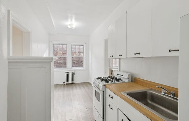 1 bed, 1 bath, 610 sqft, $1,330, Unit Bayard Manor 211