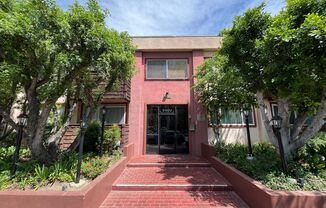 Encino 2+2 w/pool + spa, parking + extra storage!