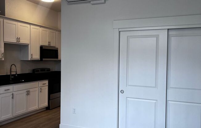 Studio, 1 bath, 400 sqft, $1,050, Unit 105