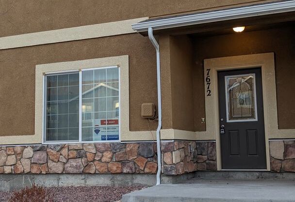 TWO STORY END UNIT TOWNHOME 3 BED/2.5 BATH IN FOREST MEADOWS!