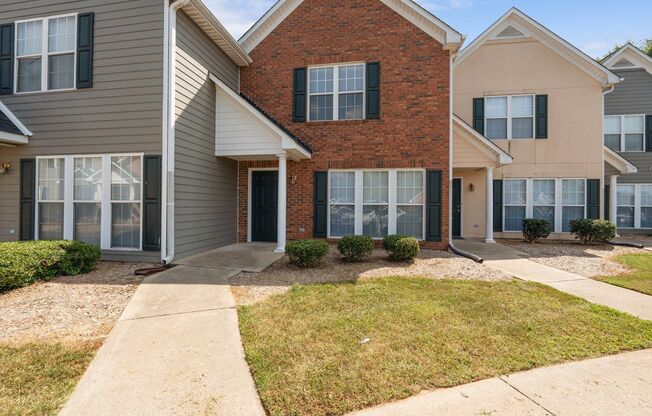 Freshly Renovated 2 BR, 2.5 BA Townhome Centrally Located between Spartanburg & Downtown Greenville