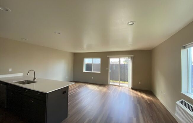 3 beds, 2.5 baths, 1,402 sqft, $1,995, Unit Building B: #104